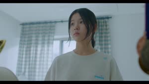 [캐리어를 끄는 소녀] 남의 집 딸 자리 탐낸 15살 소녀